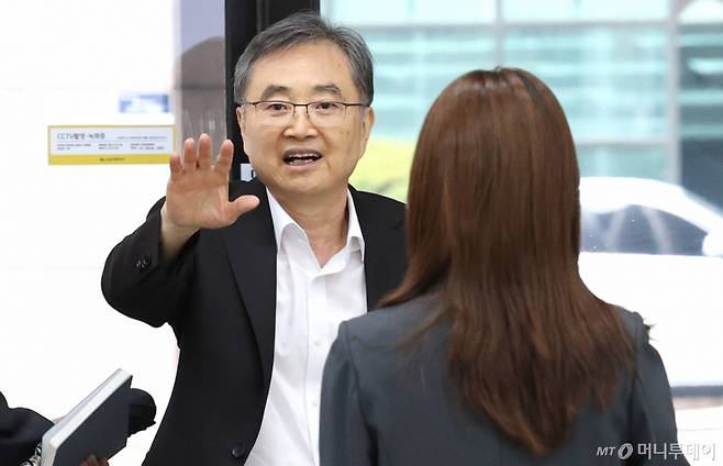 (서울=뉴스1) 임세영 기자 = 조현 외교부 장관 후보자가 27일 오전 서울 종로구 대우빌딩에 마련된 인사청문회 준비 사무실로 출근하고 있다. 2025.6.27/뉴스1  Copyright (C) 뉴스1. All rights reserved. 무단 전재 및 재배포,  AI학습 이용 금지.