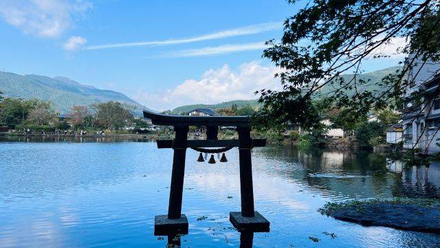 일본 유후인(由布院) 지역의 긴린코(金鱗湖, 긴린호수). 호수 한가운데 놓인 작은 도리이(신사 입구에 세우는 전통적인 일본식 문)가 인상적인 풍경으로, 유후인을 대표하는 포토존 중 하나다/사진=테라투어