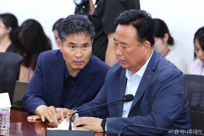 (서울=뉴스1) 신웅수 기자 = 어기구 농림축산식품해양수산위원장(오른쪽)과 이원택 의원이 27일 오후 서울 여의도 국회 의원회관에서 열린 당정협의회에서 대화하고 있다.  송미령 농림축산식품부 장관은 이날 양곡관리법, 농수산물 유통 및 가격안정에 관한 법률(농안법) 개정안 등 '농업 4법'에 대한 입장을 밝힐 예정이다. 2025.6.27/뉴스1  Copyright (C) 뉴스1. All rights reserved. 무단 전재 및 재배포,  AI학습 이용 금지. /사진=(서울=뉴스1) 신웅수 기자