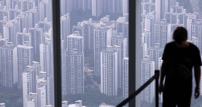 정부가 오는 28일부터 수도권·규제지역 내 주택담보대출(주담대) 최대한도를 6억원으로 제하는 가계부채 관리방안을 발표했다. 사진은 서울 송파구 서울스카이 전망대에서 바라본 서울 아파트 단지 모습./사진-뉴스1