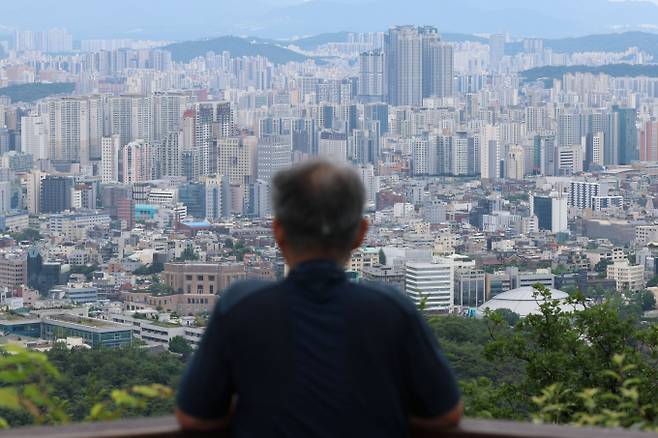 금융당국이 가계대출 총량관리를 강화한다. 사진은 서울 중구 남산에서 바라본 아파트단지./사진=뉴시스