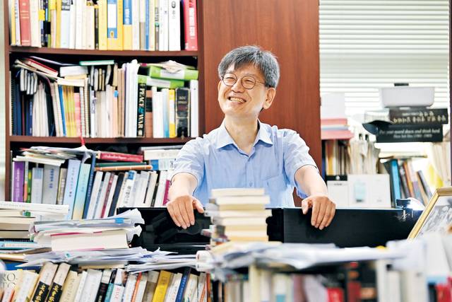 박명림 교수가 연세대 연구실에서 “앞으로도 ‘서생’의 길을 지키며 한국 사회가 나아갈 바를 제시하고 싶다”면서 “안식년에도 이렇게 나와 공부하는 게 제 숙명”이라며 웃었다.  문호남 기자