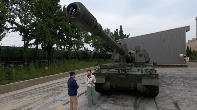 방송인 장성규와 안현모가 방위사업청 유튜브 개편을 맞아 방산 현장과 정책 부서의 생생한 모습을 소개하기 위한 체험형 예능 콘텐츠를 촬영하고 있다. 방위사업청 제공 제공