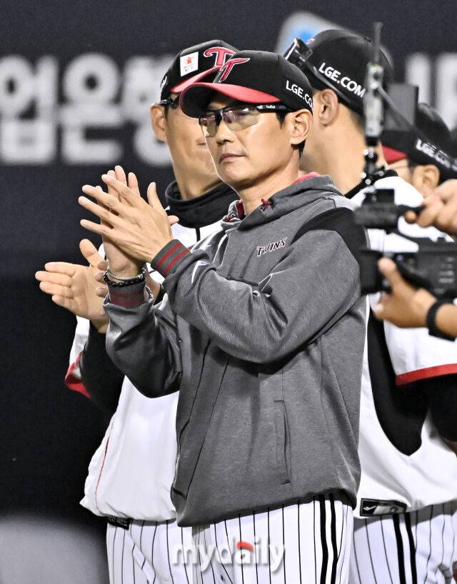 27일 오후 서울 잠실야구장에서 진행된 '2025 프로야구 KBO리그' LG트윈스와 한화이글스의 경기. LG 염경엽 감독이 2-1로 승리한 뒤 박수를 치고 있다./마이데일리