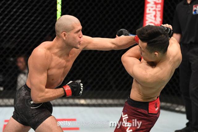 오르테가(왼쪽)가 정찬성과 대결에서 펀치를 날리고 있다. /게티이미지코리아