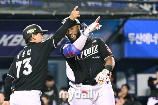 이종범 코치(좌)와 멜 로하스 주니어(우)./마이데일리