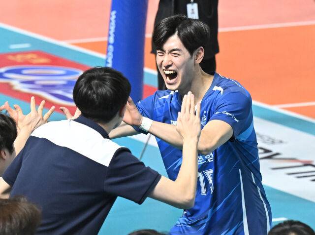 제 몫을 다한 후 코칭스태프들과 환호하는 김요한./KOVO