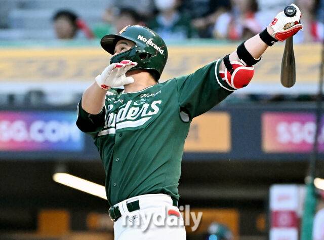 27일 오후 인천광역시 문학동 SSG랜더스필드에서 진행된 '2025 프로야구 KBO리그' SSG랜더스와 한화이글스의 경기. SSG 최정이 3회말 2사 1,2루서 3점 홈런을 터뜨리고 있다./인천 = 송일섭 기자