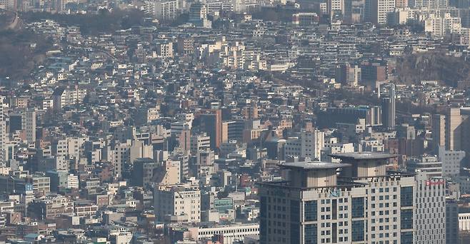 서울 남산에서 바라본 시내 아파트 단지와 빌라 모습. [연합]