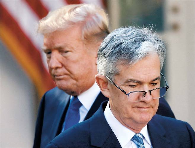 도널드 트럼프 미국 대통령(왼쪽)과 제롬 파월 미 중앙은행 연방준비제도(Fed·연준) 의장  [AFP]