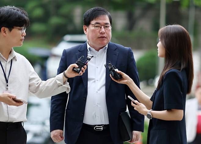 유동규 전 성남도시개발공사 기획본부장이 27일 서초구 서울중앙지법에서 열린 대장동 개발 의혹 관련 1심 결심 공판에 출석하며 취재진 질문에 답하고 있다. [연합]