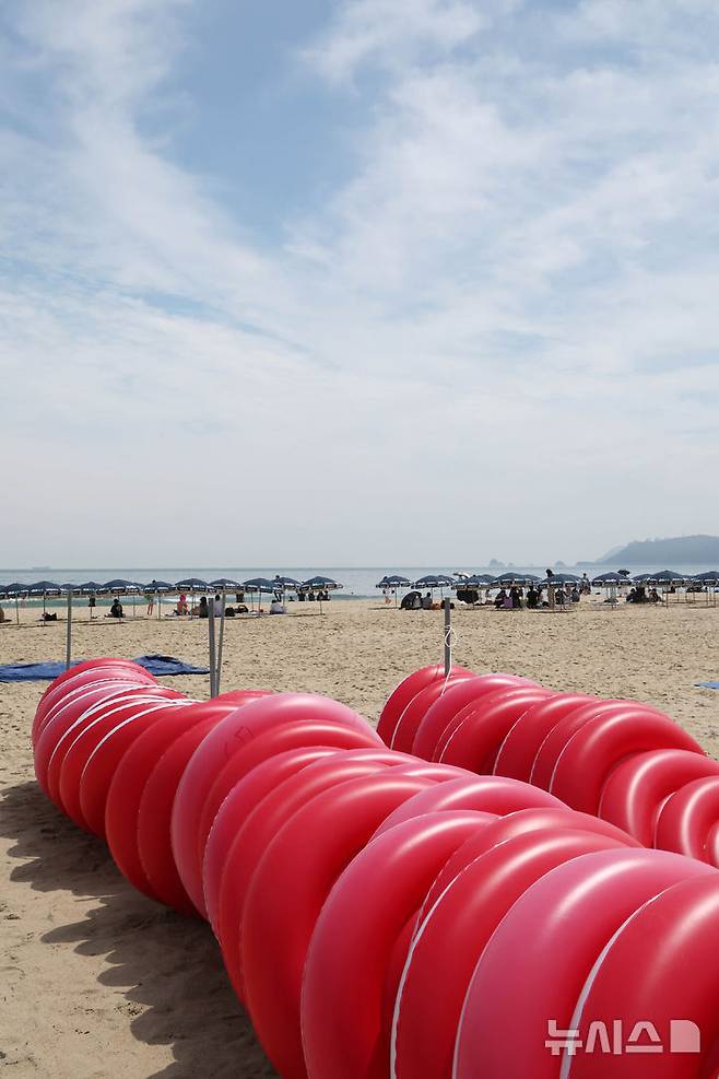 [부산=뉴시스] 하경민 기자 = 부산 해운대·송정 해수욕장 개장 이후 첫 주말인 22일 해운대구 해운대해수욕장을 찾은 시민과 관광객들이 파라솔 아래서 더위를 식히고 있다. 부산 7개 해수욕장 중 해운대·송정은 지난 21일 문을 열었고, 광안리·송도·다대포·일광·임랑 등 나머지 5개 해수욕장은 오는 7월1일 일제히 개장한다. 2025.06.22. yulnetphoto@newsis.com