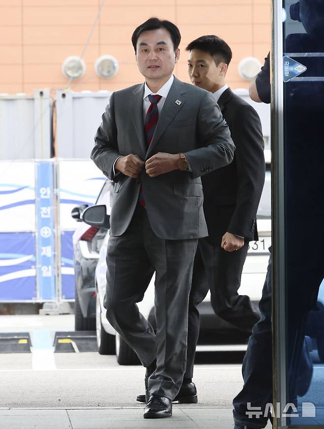 [서울=뉴시스] 권창회 기자 = 안규백 국방부장관 후보자가 27일 오전 서울 용산구 육군회관에 마련된 인사청문회 준비 집무실로 출근하고 있다. 2025.06.27. kch0523@newsis.com