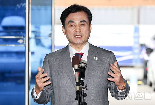 [서울=뉴시스] 권창회 기자 = 안규백 국방부장관 후보자가 27일 오전 서울 용산구 육군회관에 마련된 인사청문회 준비 집무실로 출근하며 취재진 질의에 답하고 있다. 2025.06.27. kch0523@newsis.com