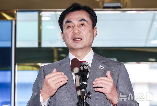 [서울=뉴시스] 권창회 기자 = 안규백 국방부장관 후보자가 27일 오전 서울 용산구 육군회관에 마련된 인사청문회 준비 집무실로 출근하며 취재진 질의에 답하고 있다. 2025.06.27. kch0523@newsis.com