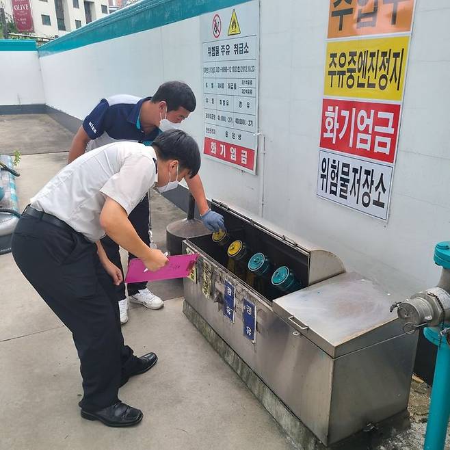 [수원=뉴시스] 경기도소방재난본부가 무더위를 앞두고 여름철 유증기 화재 위험에 대비해 도내 셀프주유소 1471곳 전체를 대상으로 안전관리 점검에 나선다고 27일 밝혔다. (사진=경기도소방재난본부 제공) 2025.06.27. photo@newsis.com *재판매 및 DB 금지