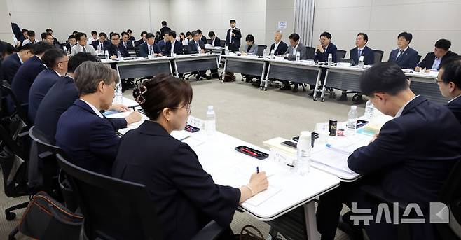 [세종=뉴시스] 강종민 기자 = 사진은 이한주 국정기획위원장이 지난 18일 세종시 정부세종컨벤션센터에서 열린 경제1분과 기획재정부 업무보고에서 발언하고 있는 모습. 2025.06.18. ppkjm@newsis.com