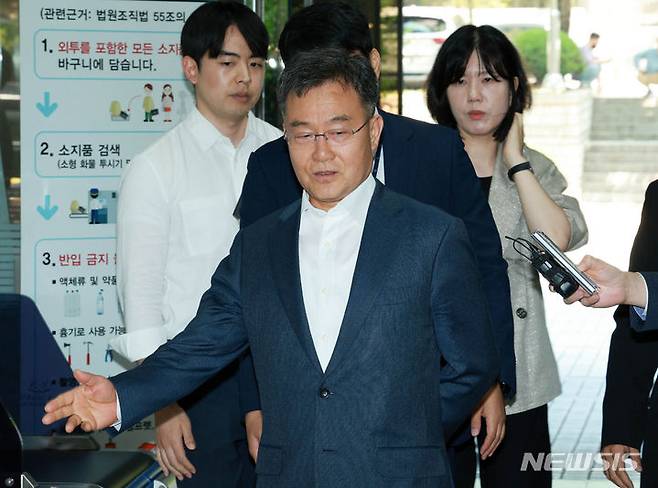 [서울=뉴시스] 고범준 기자 = 검찰이 이른바 '대장동 본류 사건'이라고 불리는 대장동 민간업자들의 뇌물·배임 혐의 1심 재판에서 유동규 전성남도시개발공사 기획본부장과 화천대유자산관리대주주 김만배씨에게 징역 7년과 12년의 중형을 구형했다. 사진은 김씨. 2024.06.20. bjko@newsis.com