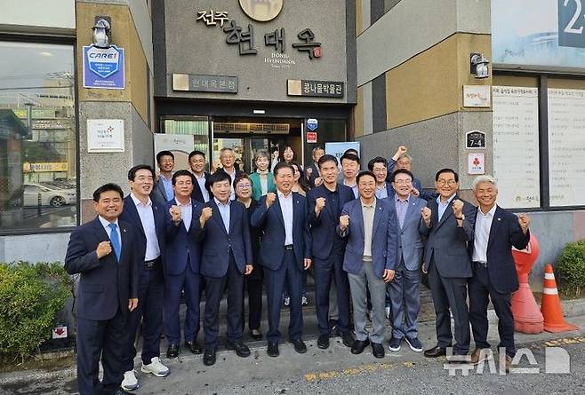 [전주=뉴시스] 정청래 의원은 27일 오전 전주 현대옥 본점에서 전북도의회 의원 18명과 함께 조찬 간담회를 가진 후 도의원들과 기념촬영을 하고 있다. 2025.06.28 (사진= 더불어민주당 전북특별자치도당 제공) *재판매 및 DB 금지