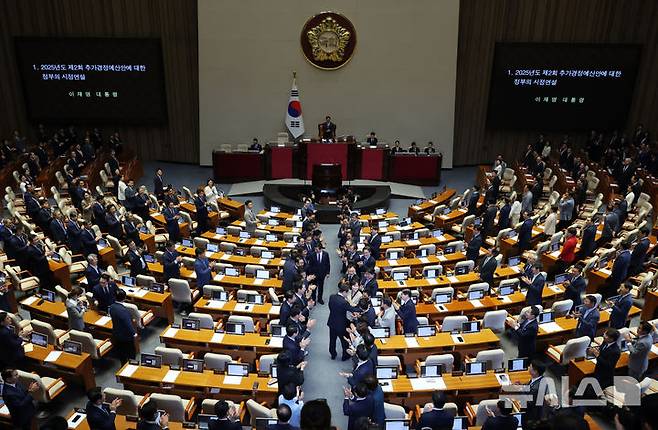 [서울=뉴시스] 고승민 기자 = 이재명 대통령이 26일 서울 여의도 국회에서 열린 본회의에서 추가경정예산 시정연설을 하기 전 입장하며 의원들과 인사를 하고 있다. 2025.06.26. kkssmm99@newsis.com