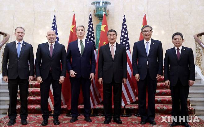 [런던=신화/뉴시스] 미중이 최근 희토류 수출 제한 해제에 합의했음에도 불구하고, 중국이 대미 수출 승인 절차를 지연시키고 있는 것으로 알려졌다. 사진은 미중 무역 대표단이 지난 9일(현지 시간) 영국 런던에서 협상을 마친뒤 단체사진을 촬영하는 모습. 2025.06.27