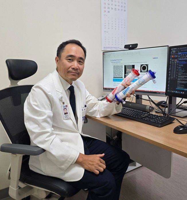 [서울=뉴시스] 범부처전주기의료기기연구개발사업단은 혈액투석 환자의 치료에 있어 핵심적인 역할을 하는 혈액투석 필터 국산화가 성공적으로 이뤄져 실제 임상 현장에서 사용이 시작됐다고 27일 밝혔다. 이날 김동기 서울대병원 교수가 국산화에 성공한 혈액투석 필터를 소개하고 있다. (사진=범부처전주기의료기기연구개발사업단 제공) 2025.06.27. photo@newsis.com *재판매 및 DB 금지