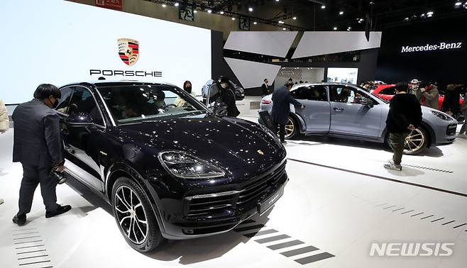 [고양=뉴시스] 고범준 기자 = 지난 2021년 11월26일 오전 경기 고양시 일산서구 킨텍스 제2전시장에서 열린 2021 서울모빌리티쇼 개막식에 포르쉐 카이엔 E 하이브리드 쿠페가 전시되어 있다. 2021.11.26. bjko@newsis.com
