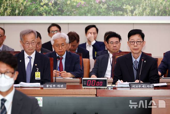 [서울=뉴시스] 고승민 기자 = 27일 서울 여의도 국회에서 열린 제426회 국회(임시회) 외교통일위원회 제2차 전체회의에서 박윤주 외교부 1차관이 의원 질의에 답하고 있다. 2025.06.26. kkssmm99@newsis.com