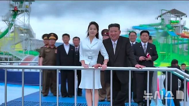 [서울=뉴시스] 김정은 북한 국무위원장이 지난 24일 아내 리설주, 딸 주애와 함께 원산갈마해안관광지구 준공식에 참석했다고 조선중앙TV가 26일 보도했다. 리 여사가 공개 석상에 모습을 드러낸 것을 1년 6개월 만이다. (사진=조선중앙TV 캡쳐) 2025.06.26. photo@newsis.com