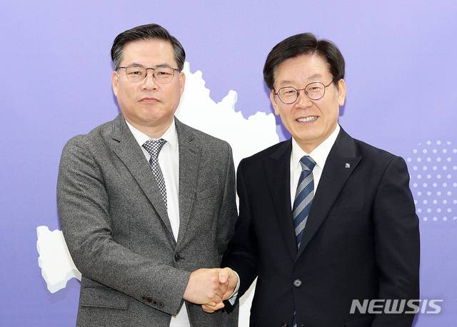 【수원=뉴시스】김경호 기자=검찰이 이른바 '대장동 본류 사건'이라고 불리는 대장동 민간업자들의 뇌물·배임 혐의 1심 재판에서 유동규 전성남도시개발공사 기획본부장과 화천대유자산관리대주주 김만배씨에게 징역 7년과 12년의 중형을 구형했다. 최후진술에 나선 유 전 본부장은 "이재명이라는 정치인의 성공을 위해 한  일"이라면서도 "처벌은 달게 받겠다"고 했다. 사진은 유 전 본부장과 이 대통령.