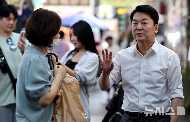 [대구=뉴시스] 이무열 기자 = 안철수 국민의힘 의원이 18일 대구 중구 서문시장을 찾아 시민과 대화하고 있다. 2025.06.18. lmy@newsis.com