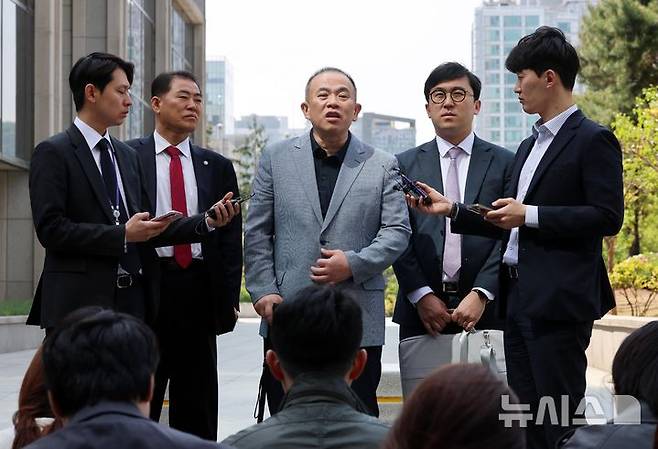 [서울=뉴시스] 이영환 기자 = 공천개입 의혹 및 여론조사 조작 의혹을 받고 있는 명태균 씨가 지난 4월 30일 오전 서울 서초구 서울고등검찰청으로 조사를 받기 위해 출석하며 취재진 질문에 답하고 있다. 2025.06.27. 20hwan@newsis.com