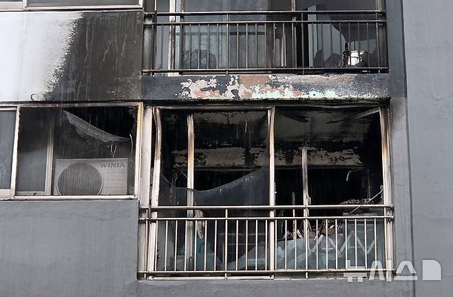 [부산=뉴시스] 김민지 기자 = 지난 24일 오후 부산 부산진구의 한 아파트 화재 현장. 2025.06.24. mingya@newsis.com