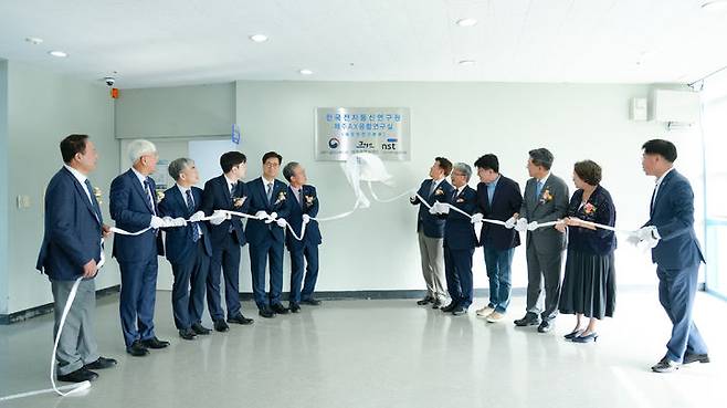 [제주=뉴시스] 27일 오후 제주첨단과학기술단지 내 제주테크노파크 미래산업센터에서 열린 '제주AX융합연구실' 개소식 참석자들이 현판식을 하고 있다. (사진=제주도 제공) 2025.06.27. photo@newsis.com *재판매 및 DB 금지
