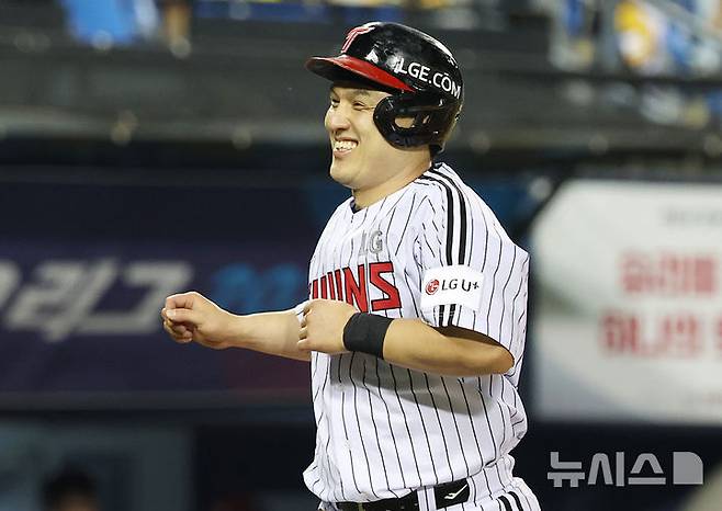 [서울=뉴시스] 이영환 기자 = 12일 오후 서울 송파구 잠실야구장에서 열린 2025 KBO리그 SSG 랜더스와 LG 트윈스의 경기, 5회말 2사 2루에서 LG 2루주자 박동원이 SSG 유격수 박성한의 실수를 틈타 홈인하고 있다. 2025.06.12. 20hwan@newsis.com