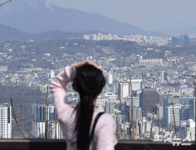 서울 남산에서 바라본 서울 하늘이 푸르게 보이고 있다. 류영주 기자
