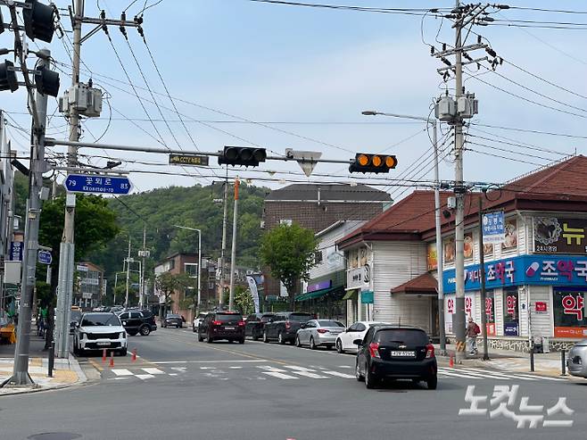 평일 한낮임에도 불구하고 교통량이 적어 교통 신호등이 노란 점멸등으로만 운영되고 있는 강원특별자치도 홍천군 시내 모습. 홍천=최보금 기자