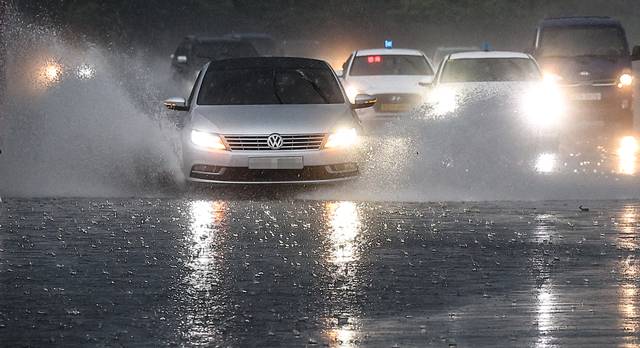 5월28일 대구 수성구 만촌동 화랑교에서 퇴근길에 오른 차들이 쏟아지는 장대비로 인해 만들어진 웅덩이 속에 서행하고 있다. 연합뉴스