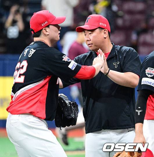 [OSEN=고척, 최규한 기자] 프로야구 KIA 타이거즈가 키움 히어로즈를 꺾고 전날 패배를 설욕했다.&nbsp;KIA는 25일 서울 고척 스카이돔에서 열린 2025 KBO리그 키움과의 경기에서 6-3으로 승리했다.&nbsp;KIA 선발 올러는 6이닝 동안 5피안타 1볼넷 5탈삼진 2실점 퀄리티 스타트로 시즌 8승째를 기록했다.&nbsp;경기를 마치고 KIA 이범호 감독과 정해영이 인사를 나누고 있다. 2025.06.25 / dreamer@osen.co.kr