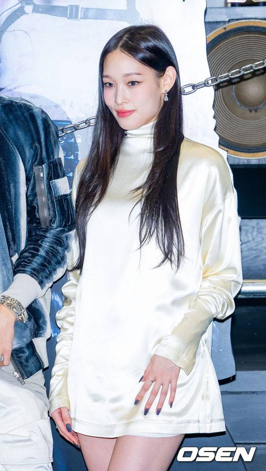 [OSEN=민경훈 기자] 23일 서울 강남구 강남대로 일상비일상의틈에서 더블랙레이블 신인 올데이 프로젝트 (ALLDAY PROJECT) 데뷔 기념 팝업 스토어 오픈 포토콜 행사가 열렸다.프로듀서 테디가 이끄는 더블랙레이블의 신인 혼성 그룹 올데이 프로젝트(ALLDAY PROJECT - 애니, 타잔, 베일리, 우찬, 영서)는 이날 정식 데뷔한다. 데뷔 전부터 신세계 정유경 회장의 장녀 애니(본명 문서윤)가 멤버로 포함돼 화제를 모으고 있다. 한편, 이들은 앞서 지난 16일 더블 타이틀곡 가운데 하나인 '페이머스'(FAMOUS) 뮤직비디오를 선공개해 유튜브 '인기 급상승 음악'과 '인기 급상승 동영상' 1위를 기록했다.올데이 프로젝트 애니가 포토타임을 가지고 있다. 2025.06.23 /rumi@osen.co.kr