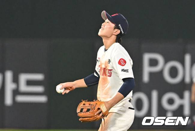 [OSEN=부산, 이석우 기자] 17일 부산 사직야구장에서 2025 신한 SOL 뱅크 KBO 리그 롯데 자이언츠와 한화 이글스의 경기가 열렸다. 홈팀 롯데는 데이비슨이, 방문팀 한화는 와이스가 선발 출전했다.롯데 자이언츠 전민재가 8회초 1사 2루 한화 이글스 이도윤의 타구를 잡지 못하고 안타를 허용한 후 아쉬워하고 있다. 2025.06.17 / foto0307@osen.co.kr