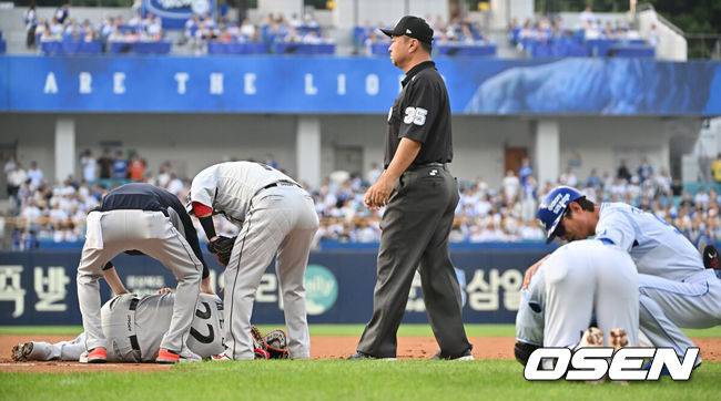 [OSEN=대구, 이석우 기자] 26일 대구삼성라이온즈파크에서 2025 신한 SOL 뱅크 KBO 리그 삼성 라이온즈와 한화 이글스의 경기가 열렸다. 홈팀 삼성은 가라비토가, 방문팀 한화는 문동주가 선발 출전했다. 한화 이글스 채은성이 1회말 1사 투수 땅볼을 친 삼성 라이온즈 양동근과 1루에서 충돌해 쓰러져 있다. 2025.06.26 / foto0307@osen.co.kr