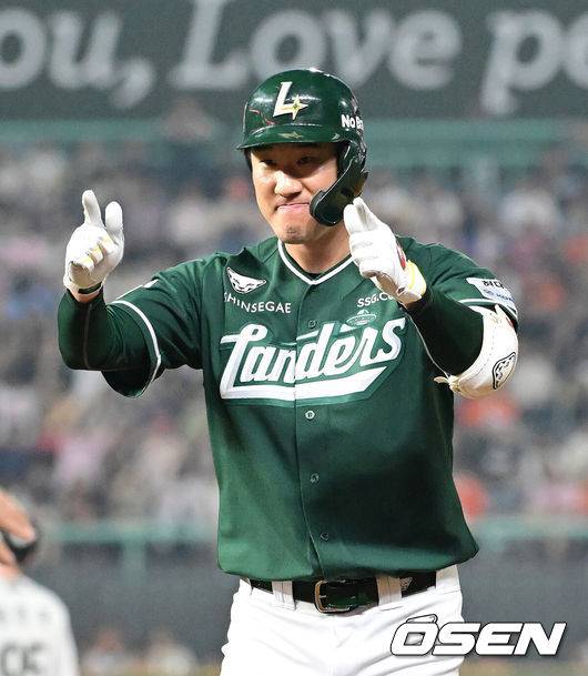 [OSEN=인천, 김성락 기자] 27일 인천 SSG랜더스필드에서 ‘2025 신한은행 SOL Bank KBO리그’ SSG 랜더스와 한화 이글스의 경기가 열렸다.이날 SSG는 문승원,한화는 엄상백을 선발로 내세웠다. &nbsp;7회말 2사 만루 SSG 오태곤이 역전 2타점 적시타를 날린 뒤 세리머니를 하고 있다. 2025.06.27 / ksl0919@osen.co.kr