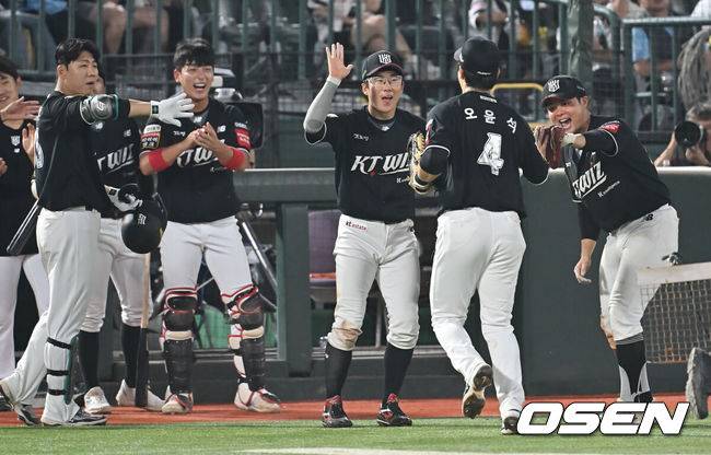 [OSEN=부산, 이석우 기자] 27일 부산 사직야구장에서 2025 신한 SOL 뱅크 KBO 리그 롯데 자이언츠와 KT 위즈의 경기가 열렸다. 홈팀 롯데는 이민석이, 방문팀 삼성은 고영표가 선발 출전했다.KT 위즈 선수들이 7회말 1사 1루 롯데 자이언츠 레이예스의 타구를 잡아 병살시킨 오윤석과 기쁨을 나누고 있다. 2025.06.27 / foto0307@osen.co.kr