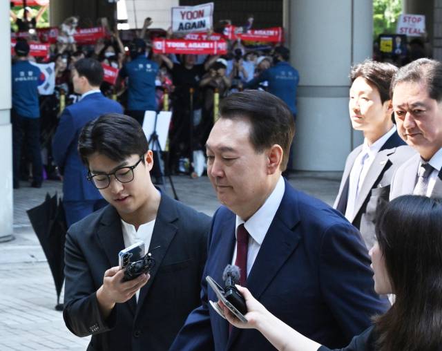 ▲윤석열 전 대통령이 23일 서울 서초구 서울중앙지방법원에서 열린 내란 우두머리 혐의·직권남용 권리행사 방해 혐의 사건 8차 공판에 출석하고 있다. ⓒ연합뉴스