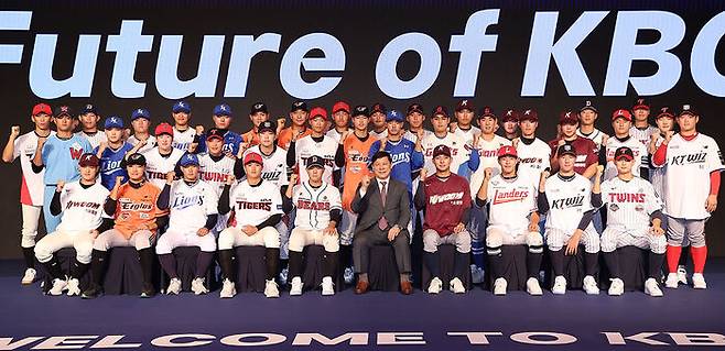 지난해 9월 11일 오후에 열린 2025 KBO 신인 드래프트에서 각 구단 지명을 받은 선수들과 허구연 총재가 기념촬영을 하고 있다.