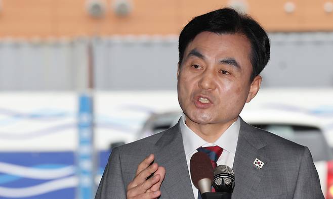 안규백 국방부 장관 후보자가 27일 서울 용산구 육군회관에 마련된 인사청문회 준비사무실로 들어서며 취재진의 질문에 답하고 있다. 연합뉴스