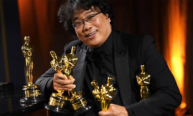 봉준호 감독이 지난 2월 9일(현지시간)&nbsp;제92회 미국 아카데미 시상식에서 오스카 트로피를 들고 미소를 짓고 있다. 이날 시상식에서 영화 '기생충'은 작품상, 각본상, 국제영화상, 감독상을 받았다. AFP연합뉴스