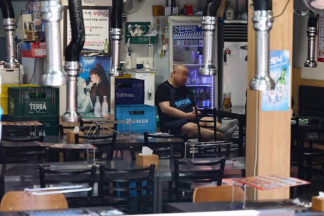 12일 서울 시내 한 음식점에서 업주가 손님을 기다리고 있다. 뉴시스