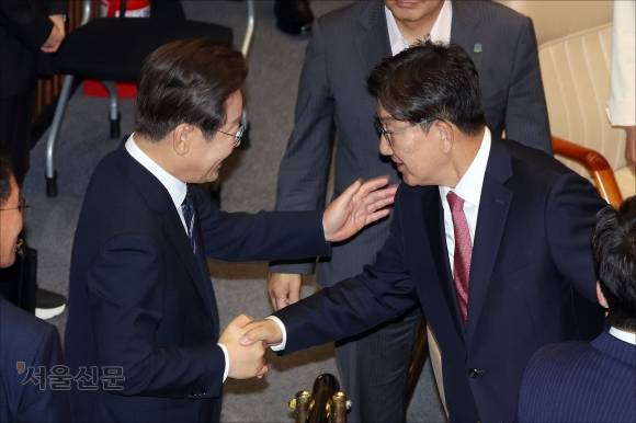 “김민석 안 된다” 권성동에 어깨 툭툭 - 이재명 대통령이 26일 국회에서 취임 후 첫 시정연설을 한 뒤 권성동 국민의힘 의원과 인사하던 도중 권 의원이 “김민석 국무총리 임명은 안 된다”고 두 차례 말하자 그의 어깨를 두드리고 있다. 홍윤기 기자